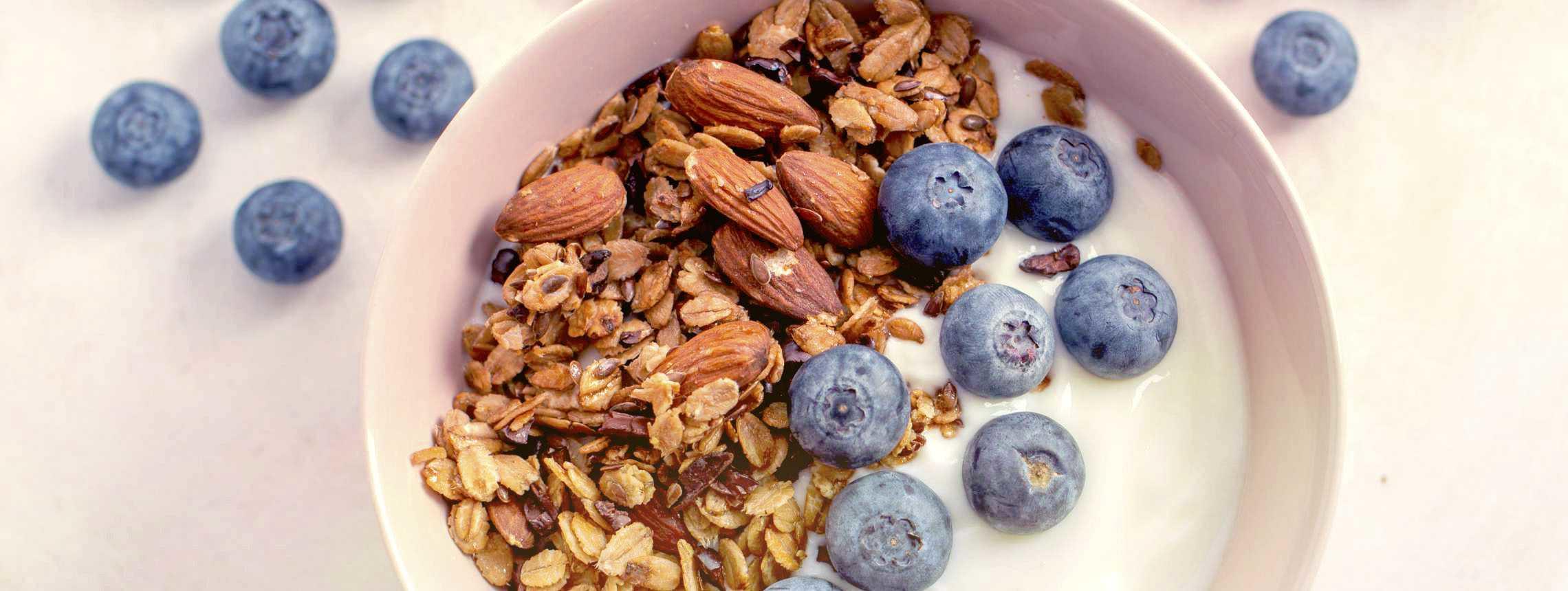 MS und ich: Eine Schale mit Müsli, Milch und Blaubeeren