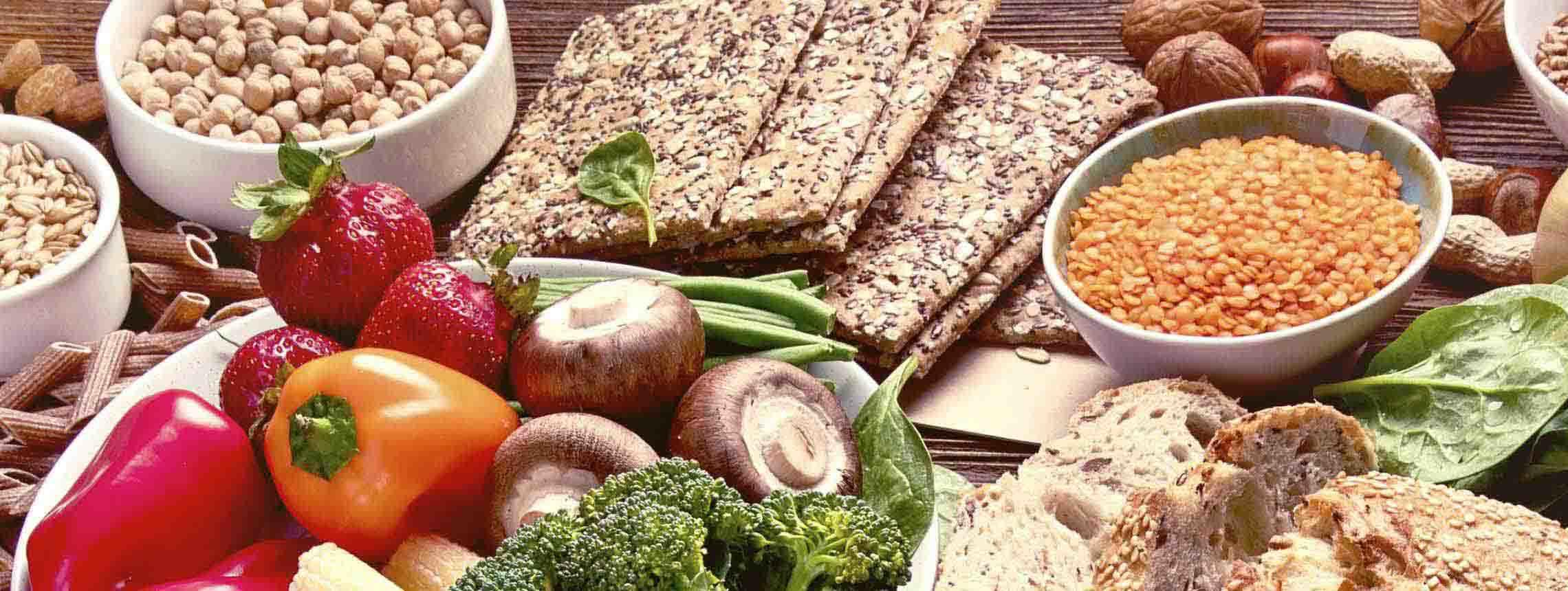 MS und ich: Ein Tsich mit leckerer vollwertiger Kost, darunter Brot, Papkrika und Brokkoli