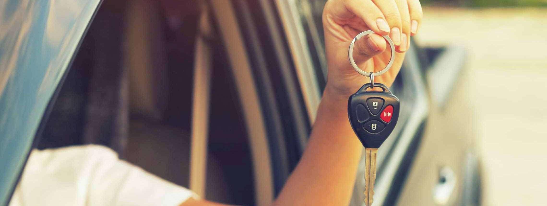 Multiple Sklerose: ahrer hält Autoschlüssel aus dem Autofenster