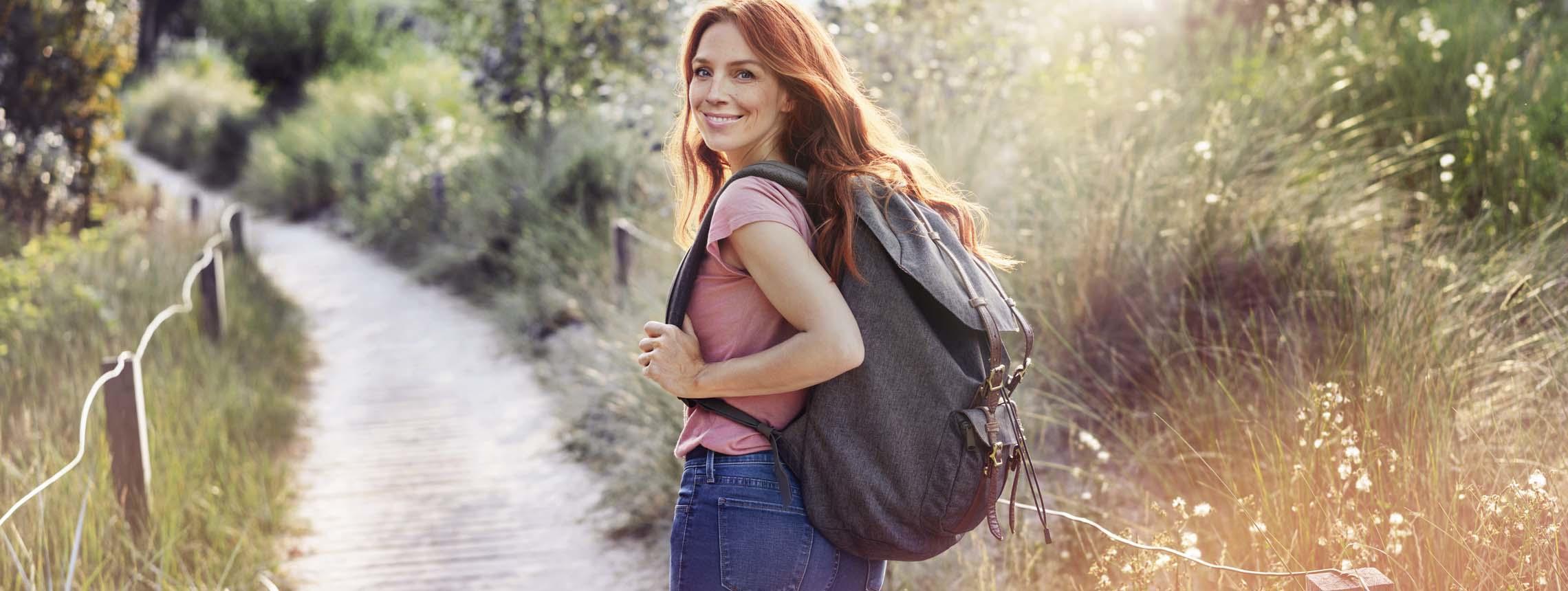 Frau mit Rucksack