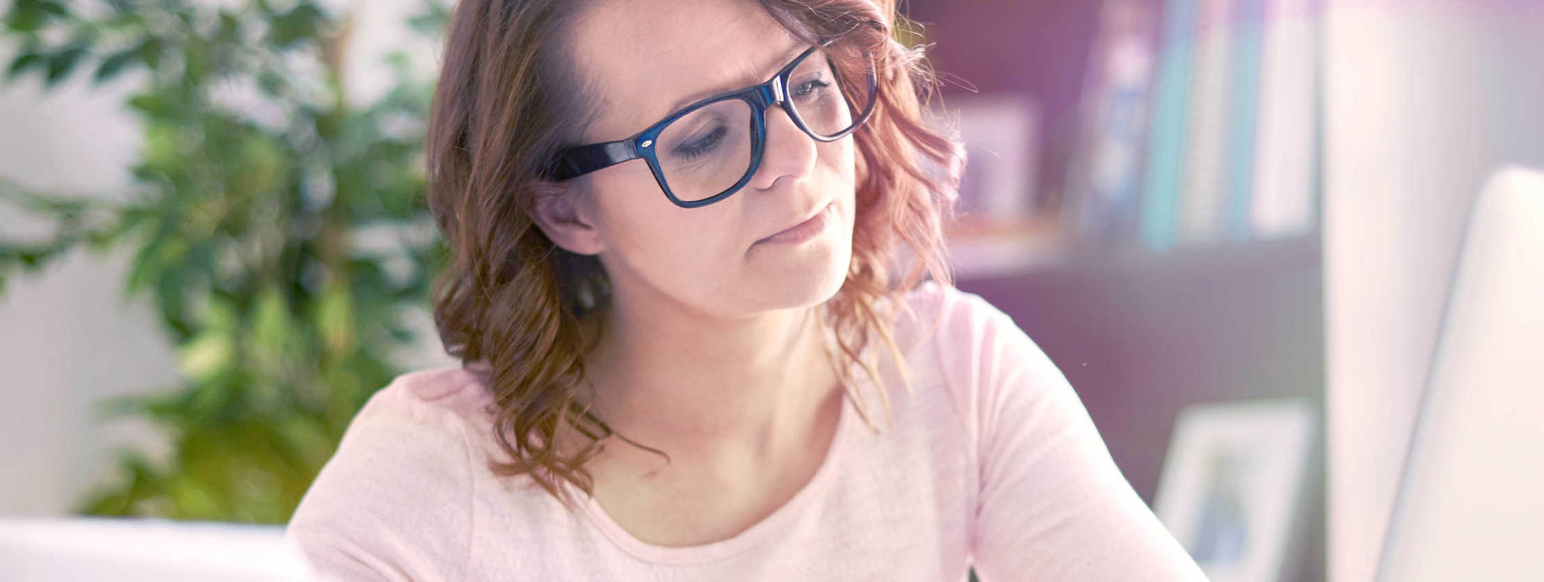 MS und ich: Ein Frau recherchiert mit ihrem Notebook im Internet zu Multiple Sklerose MS und ich: Ein Frau recherchiert mit ihrem Notebook im Internet zu Multiple Sklerose