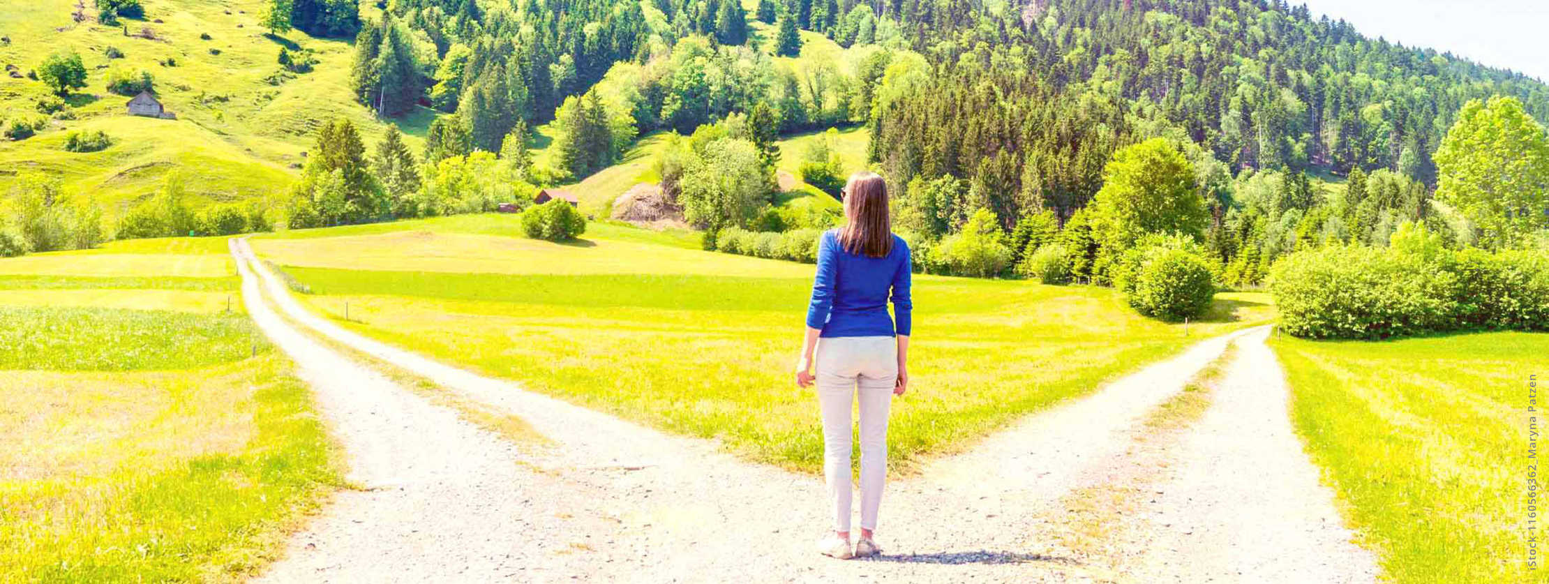 MS und ich: Verlaufsformen - eine Frau steht vor einer Gabelung eines Feldweges