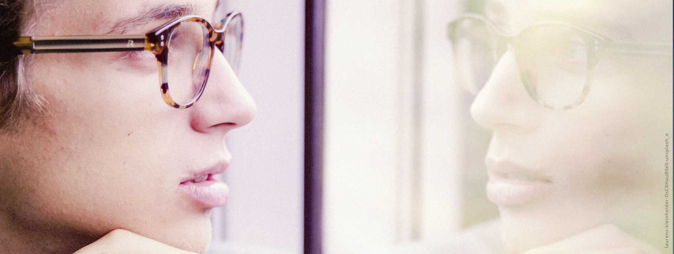 MS und ich: Eine nachdenkliche Frau spiegelt sich in einem Fensterglas