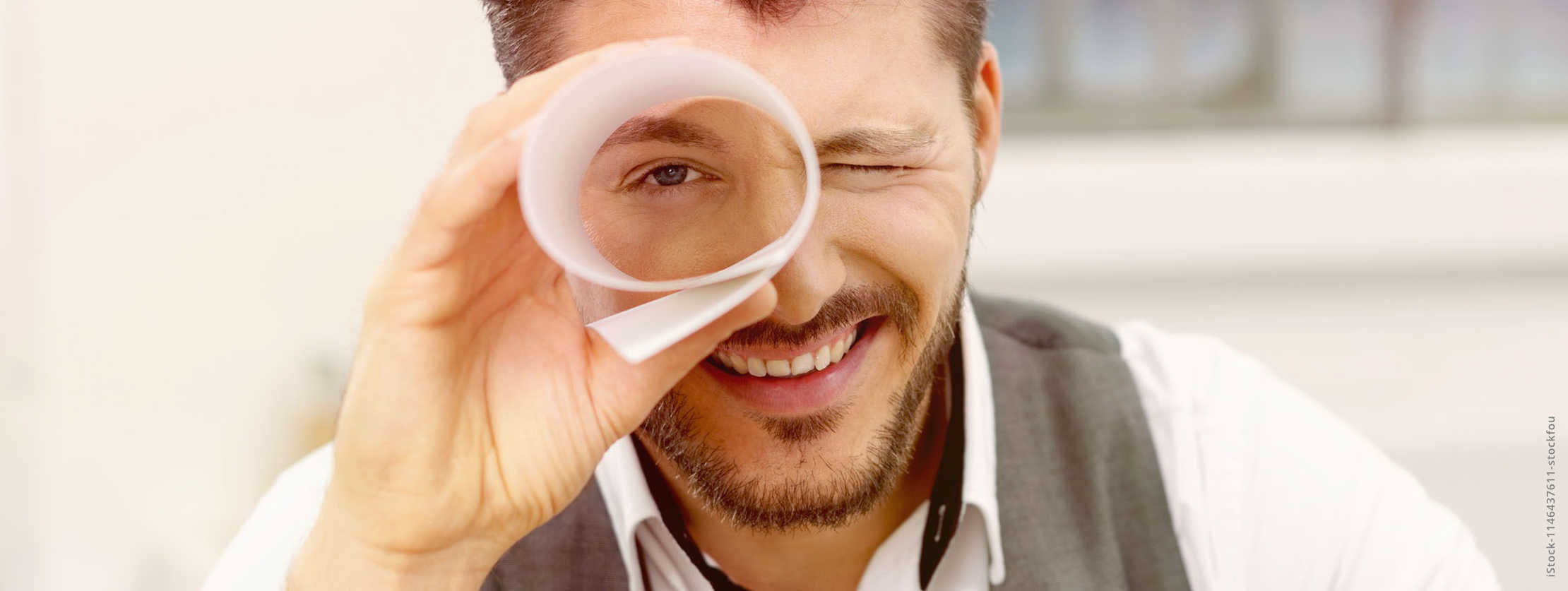 Welche Behandlung ist passend für mich? - Mann schaut durch Papier-Röhre
