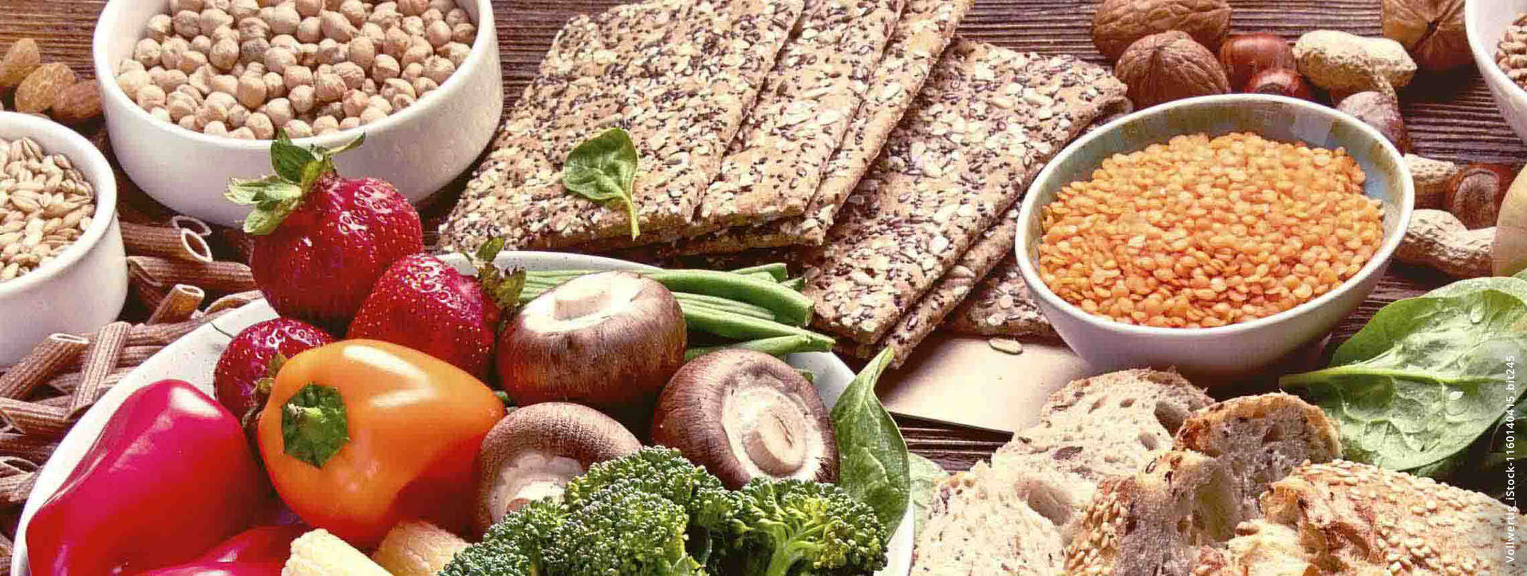 MS und ich: Ein Tsich mit leckerer vollwertiger Kost, darunter Brot, Papkrika und Brokkoli