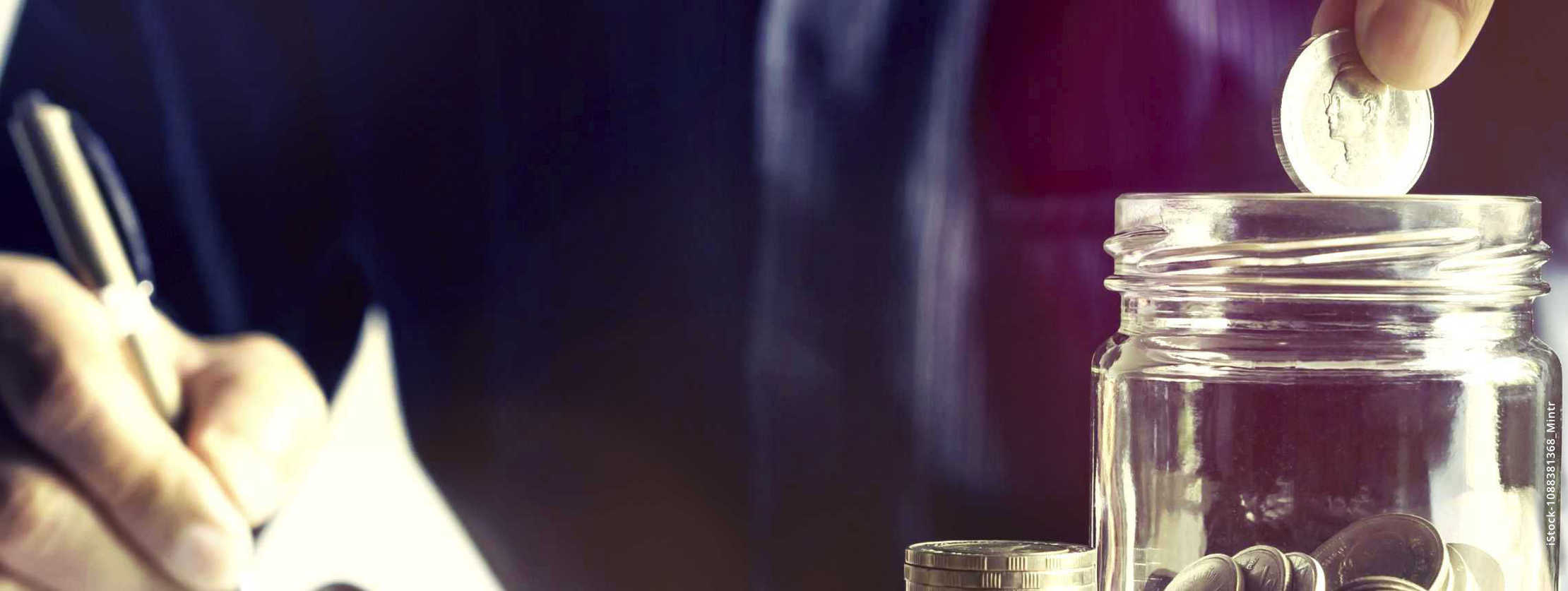 MS und ich:  Ein Mann steckt eine Zwei-Euro-Münze in ein Glas, in dem schon mehrere andere Münzen liegen