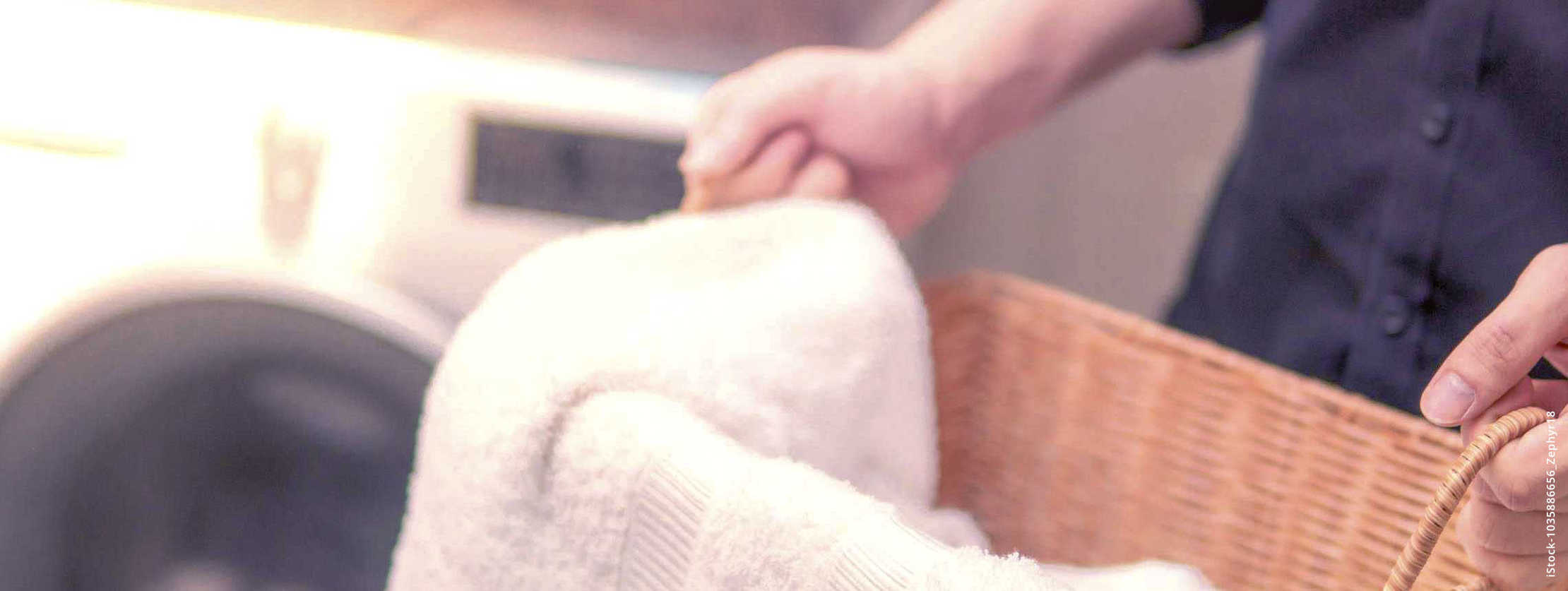 MS und ich: Ein trägt einen Korb Wäsche