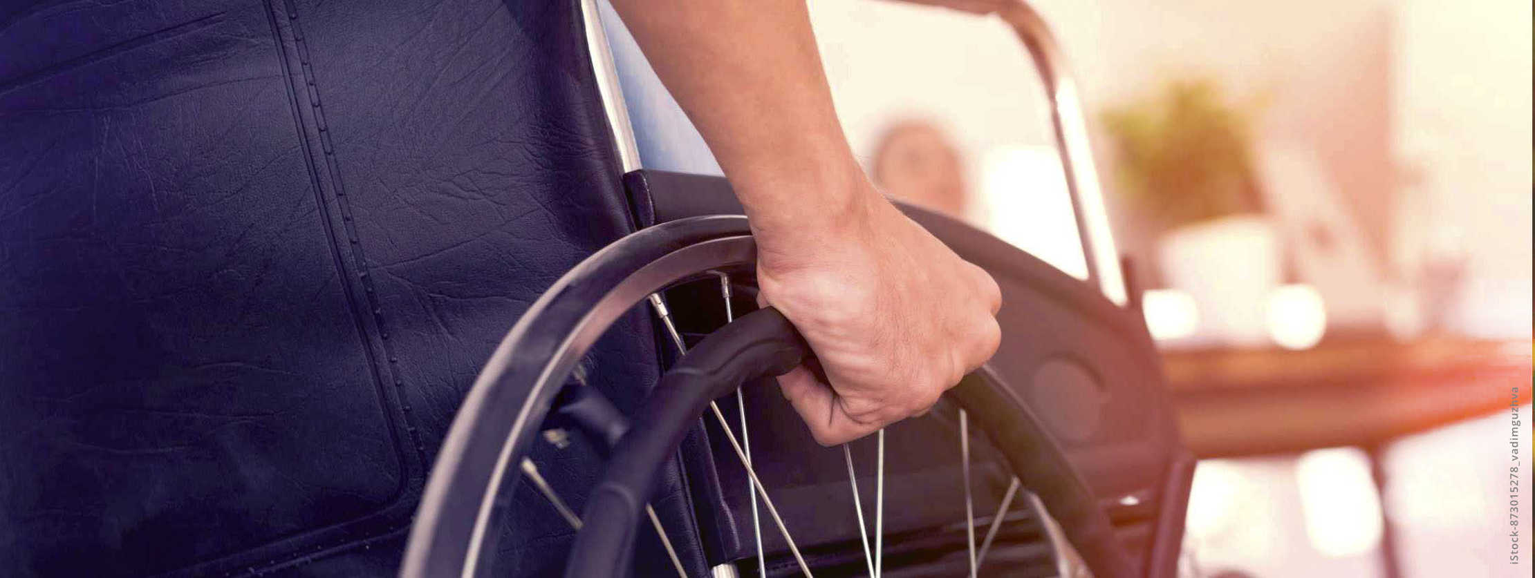 MS und ich: Ein Mann im Rollstuhl mit der rechten Hand am Rad