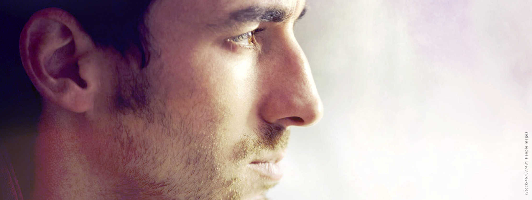 MS und ich: Ein Mann mit Depressionen schaut nachdenklich aus dem Fenster