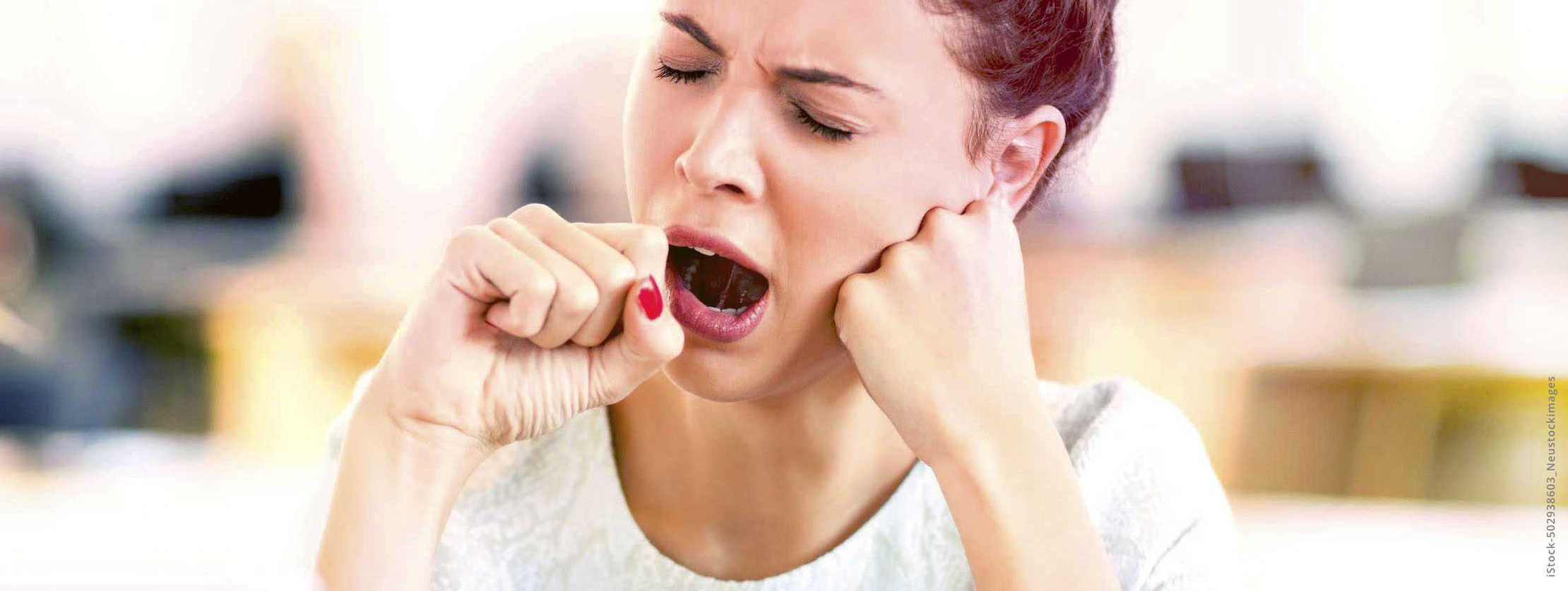 MS & ich: Eine Frau gähnt