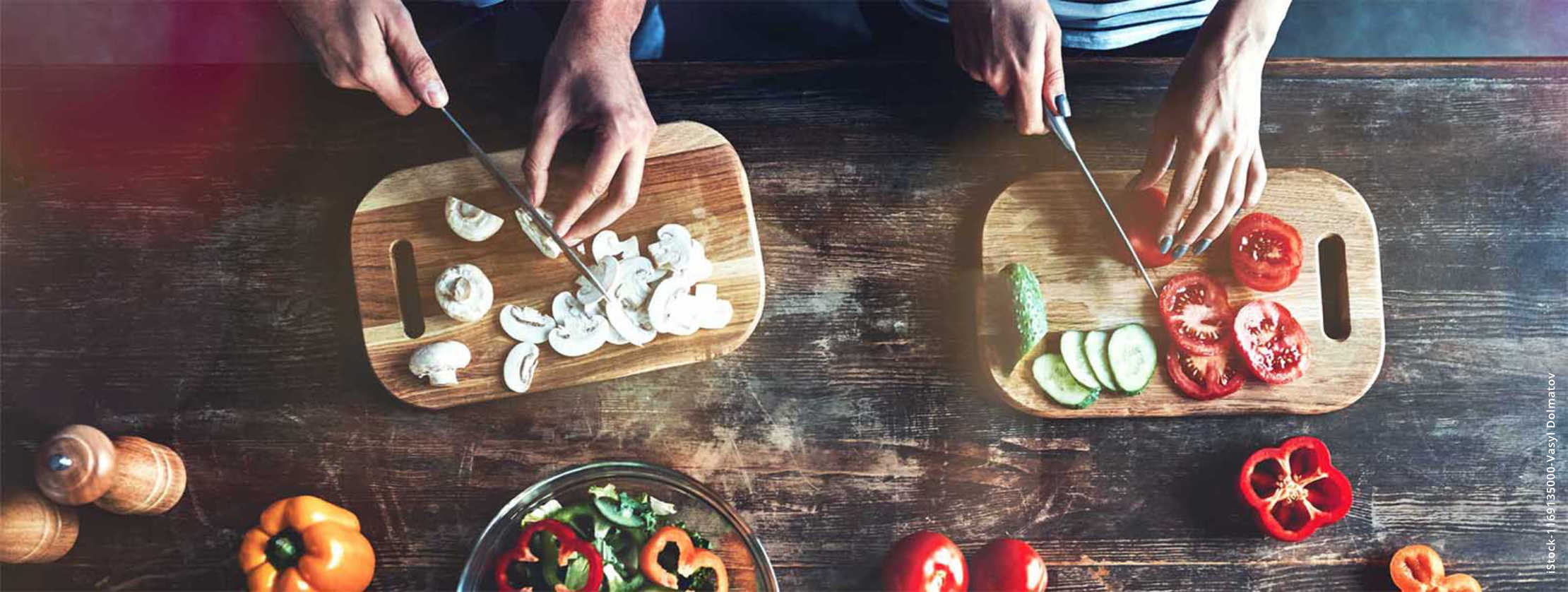 Multiple Sklerose: Ein Paar schneidet Gemüse 