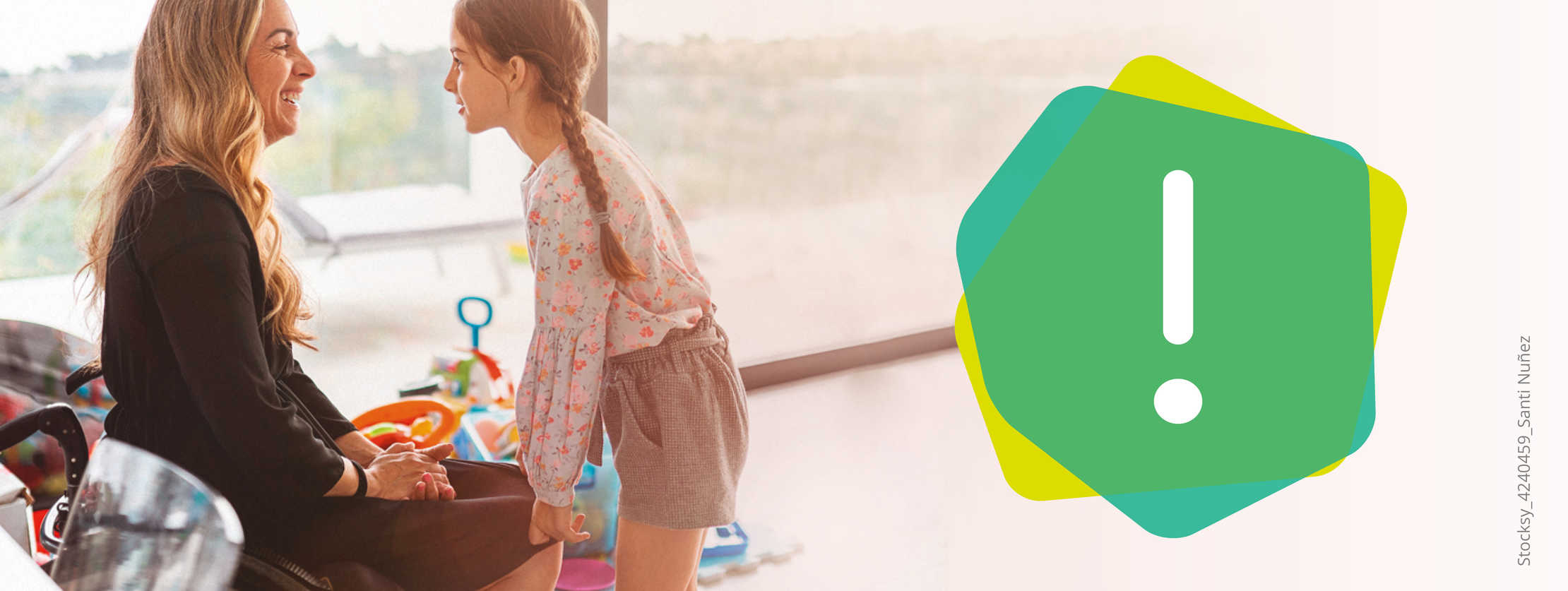 Eine Frau unterhält sich lachend mit ihrer kleinen Tochter