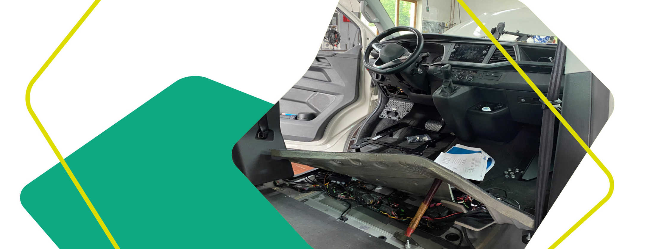 Auf dem Bild ist der Innenraum eines Fahrzeugs zu sehen.