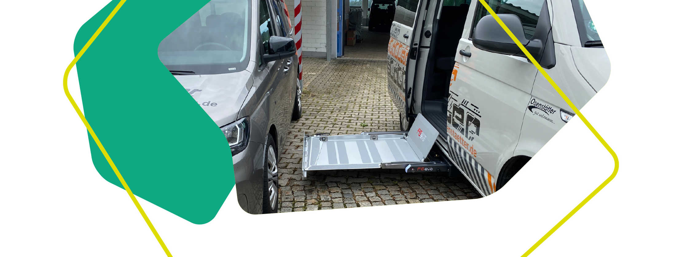 Auf dem Bild ist das Fahrzeug mit einer Rampe für den Rollstuhl zu sehen.