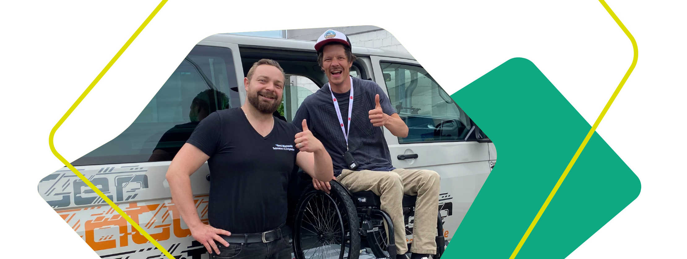 Auf diesem Bild ist Ricky mit einer weiteren männlichen Person vor einem Fahrzeug zu sehen, beide zeigen einen Daumen nach oben.