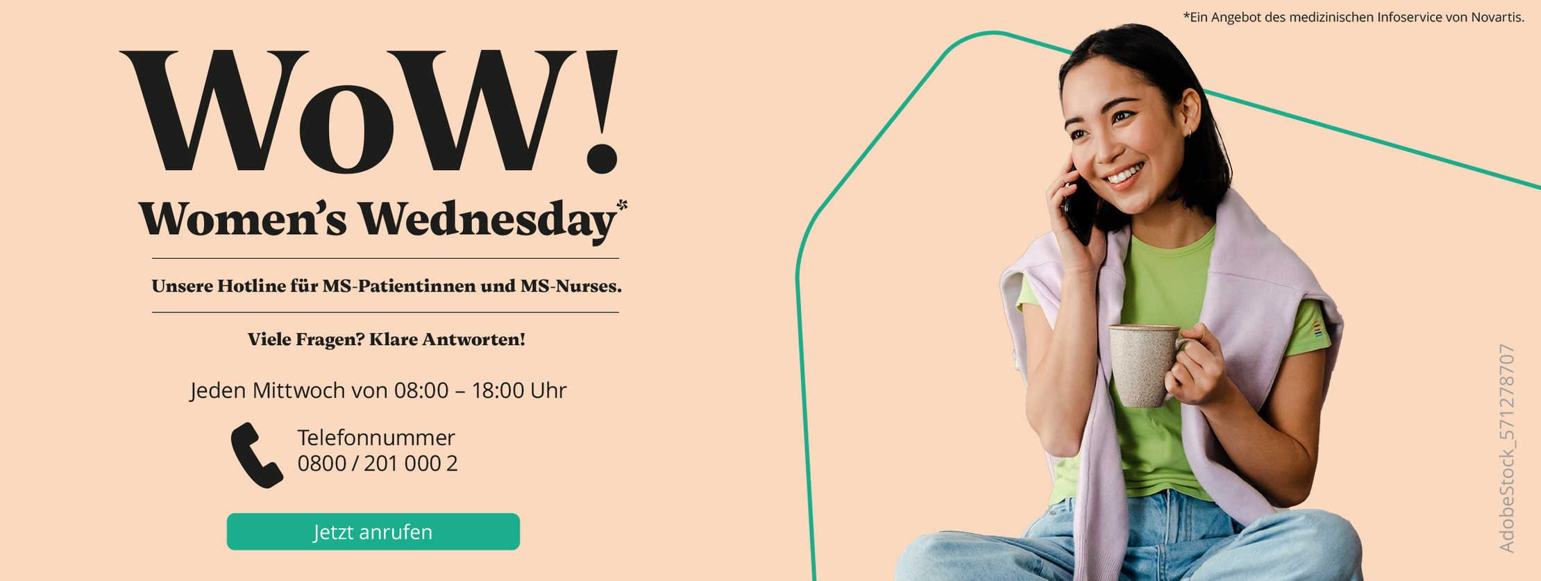 Eine Frau sitzt und telefoniert und hält eine Tasse in der Hand.