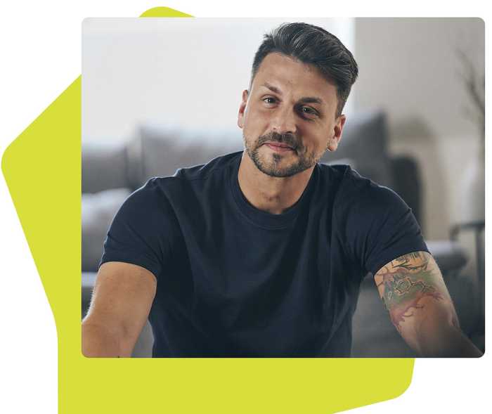 Sportler lächelt in die Kamera