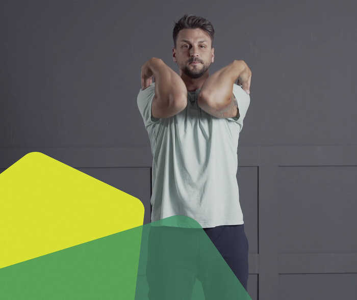 Sportler macht Übungen für die Arme und Schultern