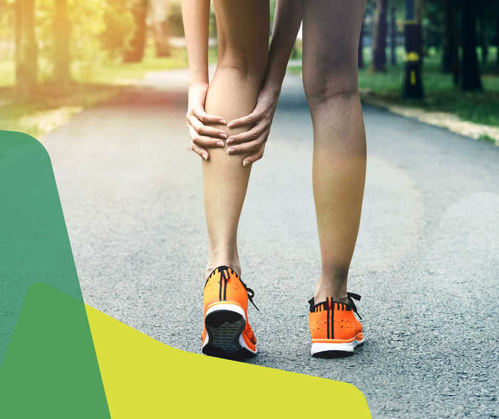 Multiple Sklerose: Eine Joggerin hält sich die linke Wade