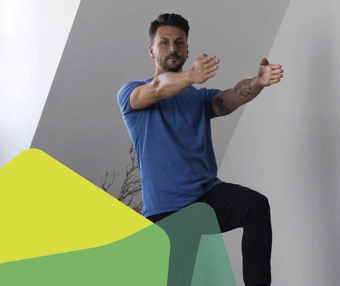 Sportler macht Übungen für Lendenwirbelsäule und Beine Sportler macht Übungen für Lendenwirbelsäule und Beine