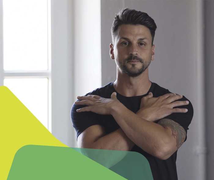 Sportler macht Übungen für Wirbelsäule und Arme Sportler macht Übungen für Wirbelsäule und Arme