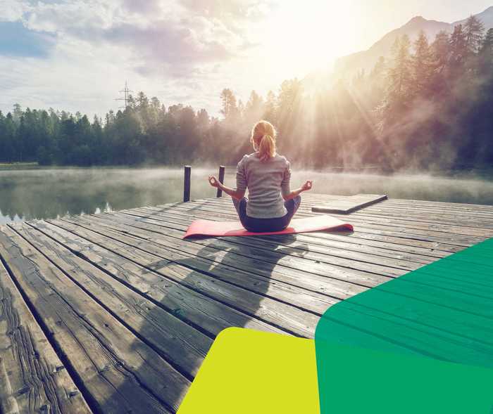 MS & ich: Eine blonde Frau bei Yoga-Übungen auf einem Steg am See