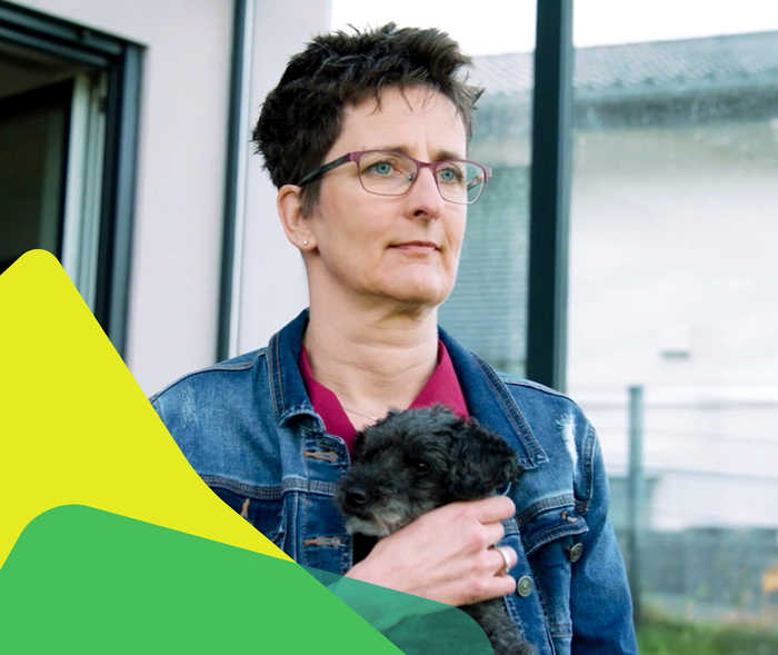 Auf dem Bild ist Katja Kerschgens mit ihrem Hund auf dem Arm zu sehen  Auf dem Bild ist Katja Kerschgens mit ihrem Hund auf dem Arm zu sehen