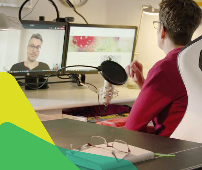 Auf dem Bild ist Katja Kerschgens vor zwei Monitoren zu sehen Auf dem Bild ist Katja Kerschgens vor zwei Monitoren zu sehen