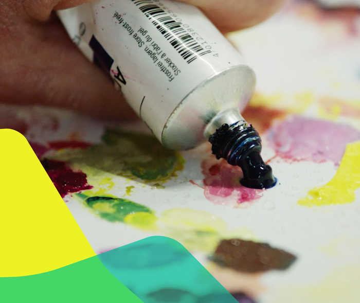 Auf dem Bild ist eine Farbtube zu sehen, aus der Farbe herausgedrückt wird Auf dem Bild ist eine Farbtube zu sehen, aus der Farbe herausgedrückt wird