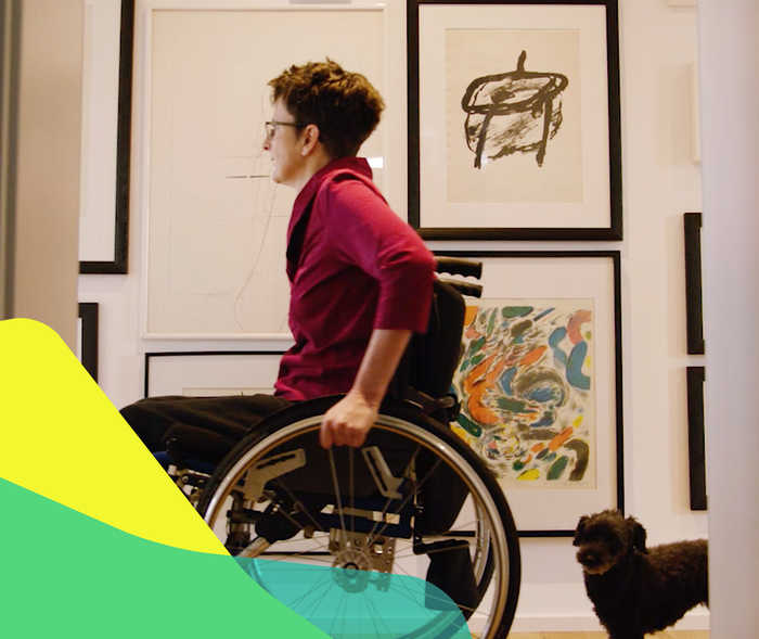 Auf dem Bild ist Katja Kerschgens von der Seite in ihrem Rollstuhl zu sehen Auf dem Bild ist Katja Kerschgens von der Seite in ihrem Rollstuhl zu sehen