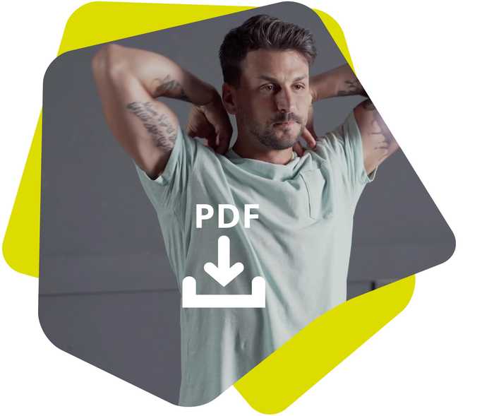 Sportler Andre macht eine Übung für mehr Mobilität für die Schulter vor