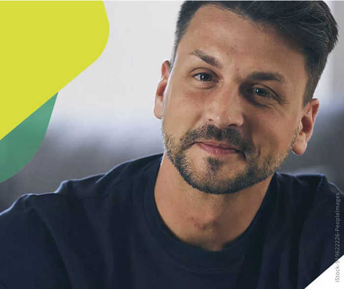 Das Artikelbild zeigt einen Mann, der in die Kamera lächelt 