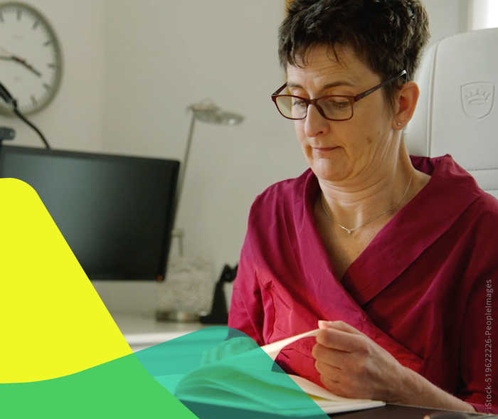 MS und ich: Patienten berichten Das Artikelbild einer Frau, die ein Buch liest