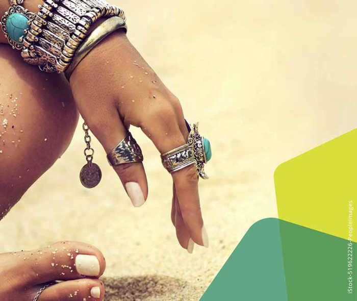 Das Artikelbild zeigt eine mit Ringen geschmückte Hand 