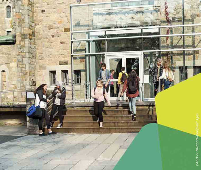 Das Artikelbild zeigt mehrere Menschen, die aus einem Gebäude kommen