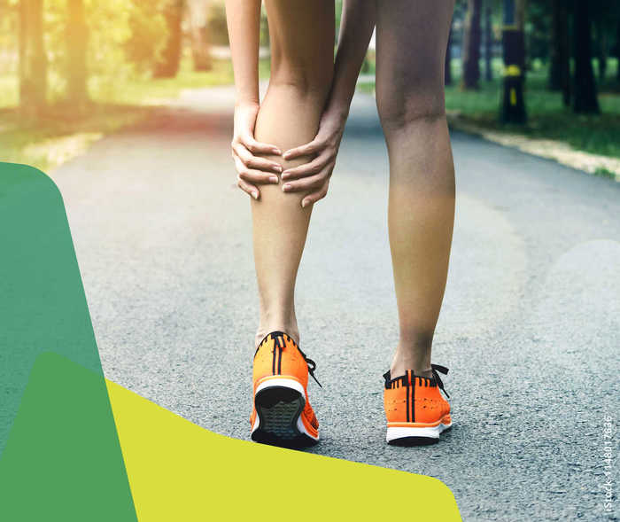 Multiple Sklerose: Eine Joggerin hält sich die linke Wade