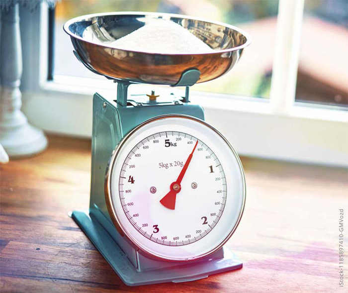 Multiple Skerose: Eine gut ablesbare Küchenwaage erleichtert das Abwiegen bei Sehstörungen