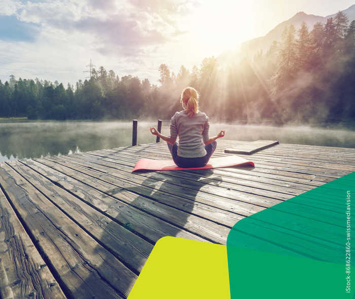 MS & ich: Eine blonde Frau bei Yoga-Übungen auf einem Steg am See