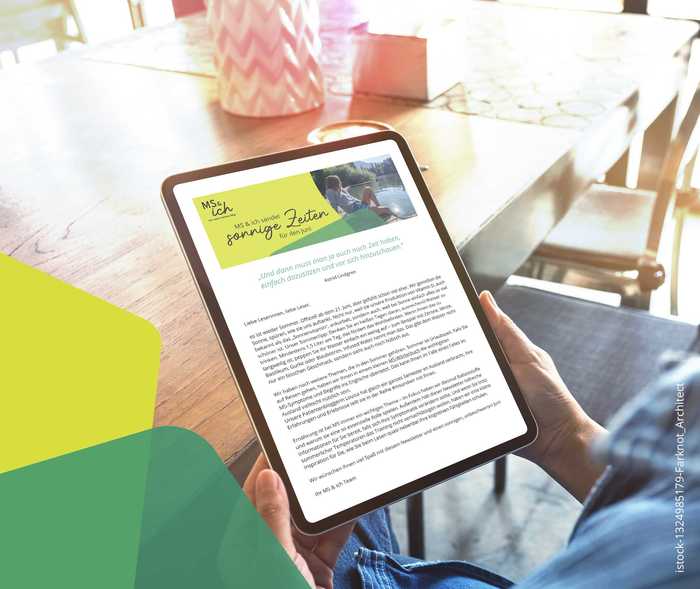 Auf dem Bild ist ein Tablet zu sehen, welches in den Händen einer Person gehalten wird