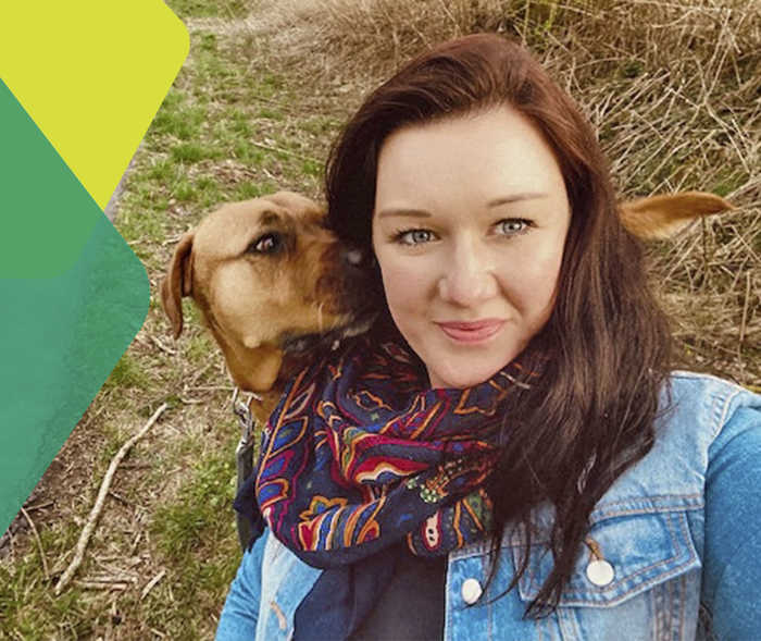 Das Bild zeigt Maren mit einem Hund