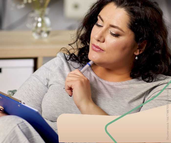 Frau mit einem Klemmbrett