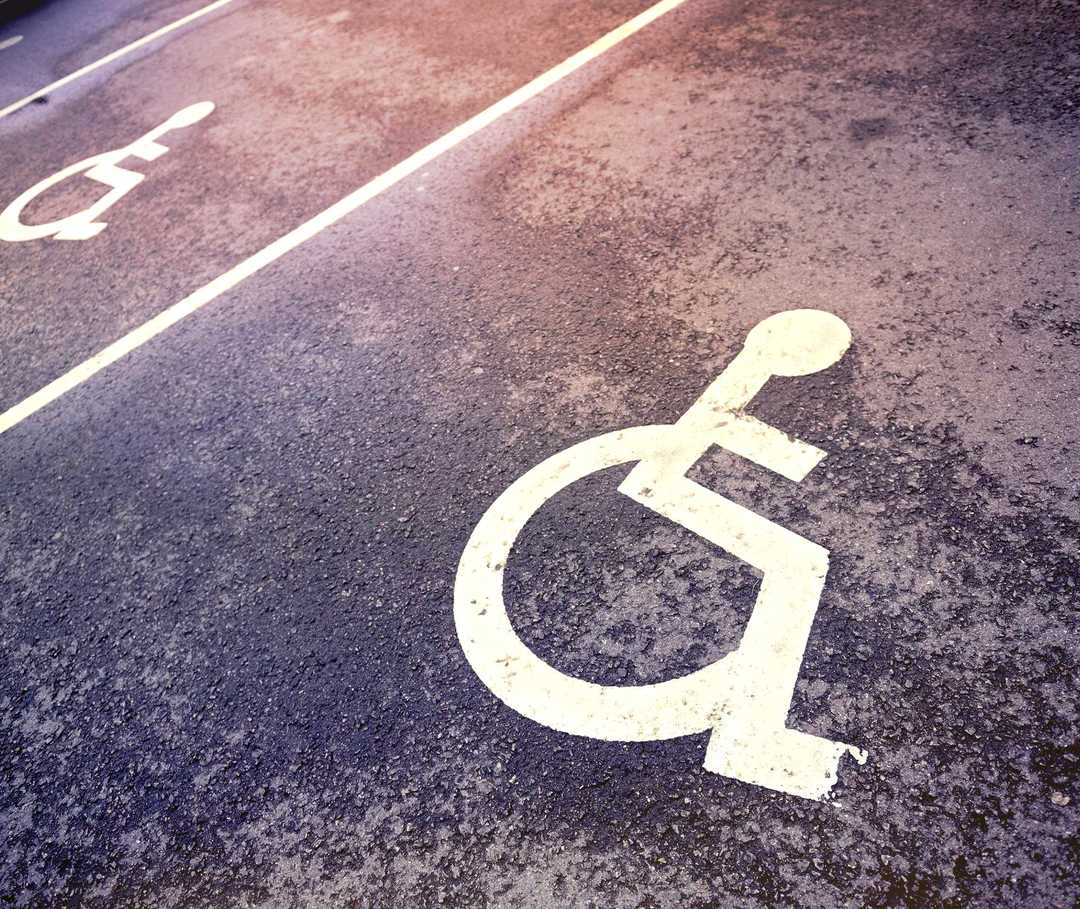 MS und ich: Ein Gehbehindertensymbol auf einem Parkplatz