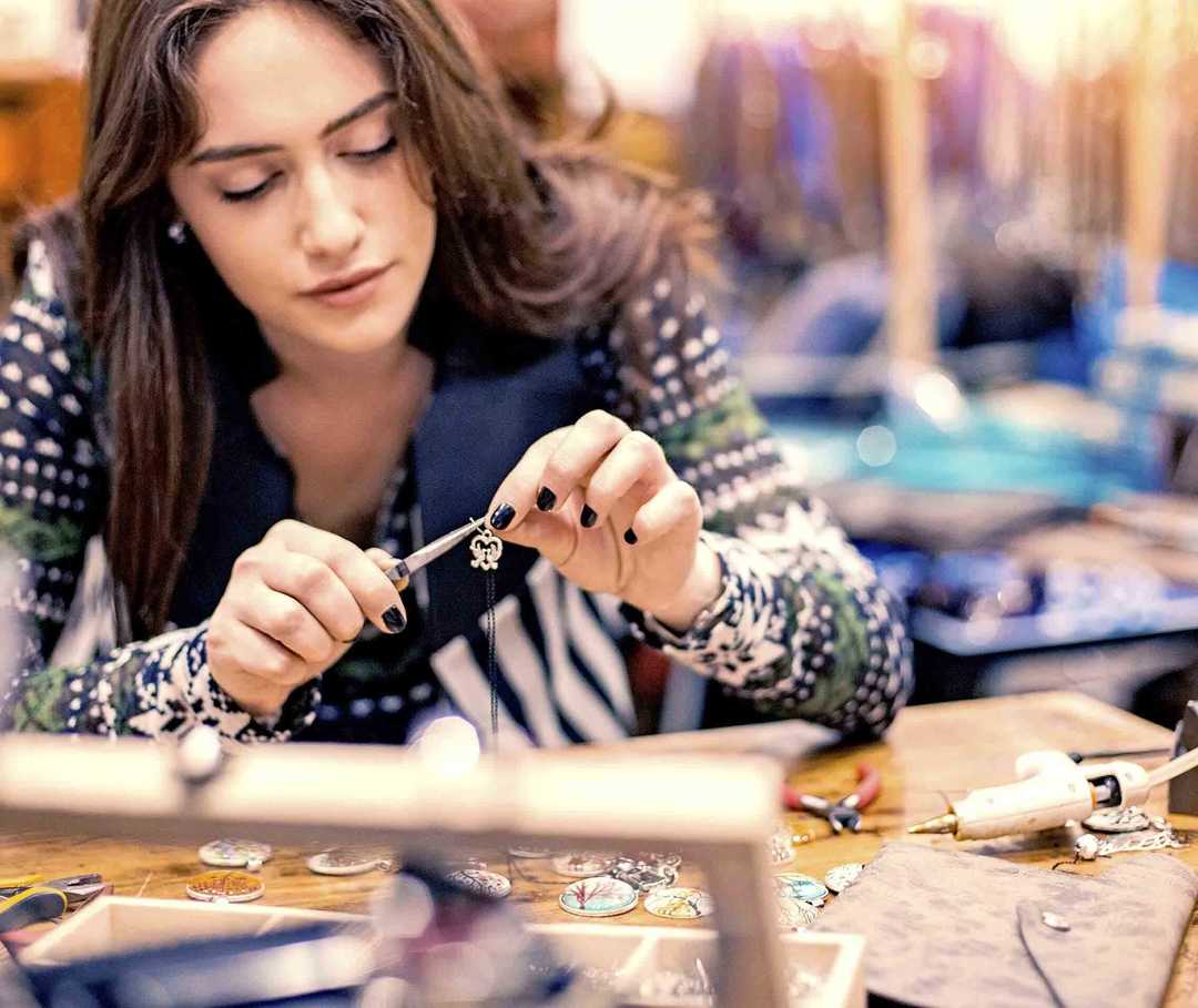 MS und ich: Eine Frau fertigt sich ihren Schmuck selbst