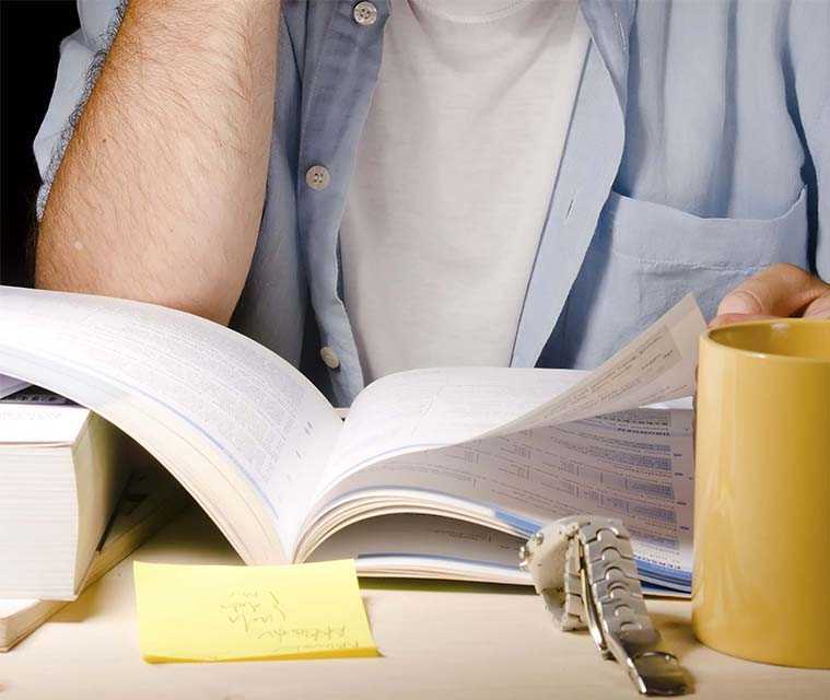 Multiple Sklerose: Ein Mann sitzt an einem Tisch und lernt