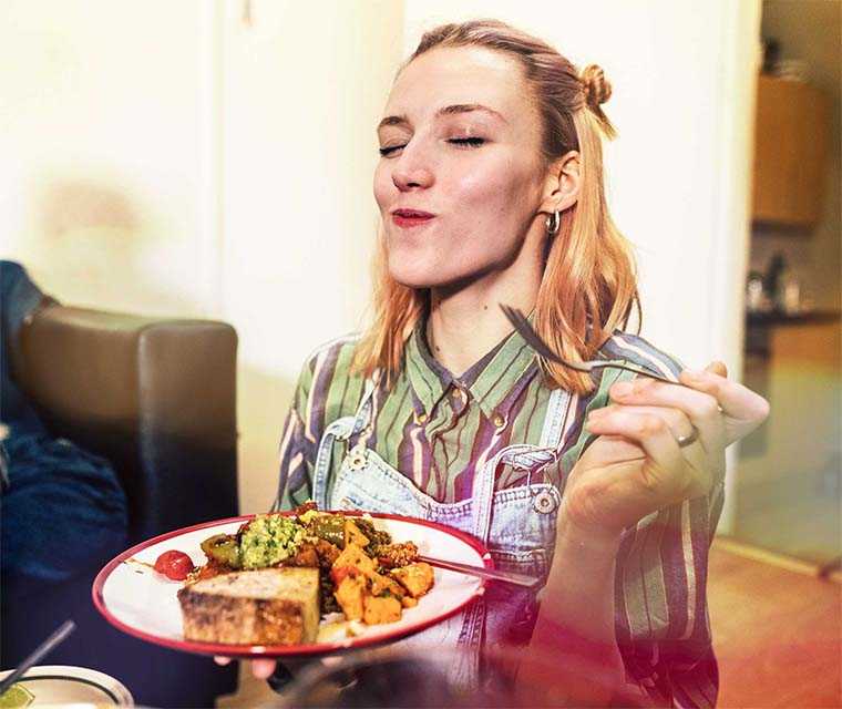 Multiple Sklerose: Eine Frau genießt ihre vorbereitete Mahlzeit