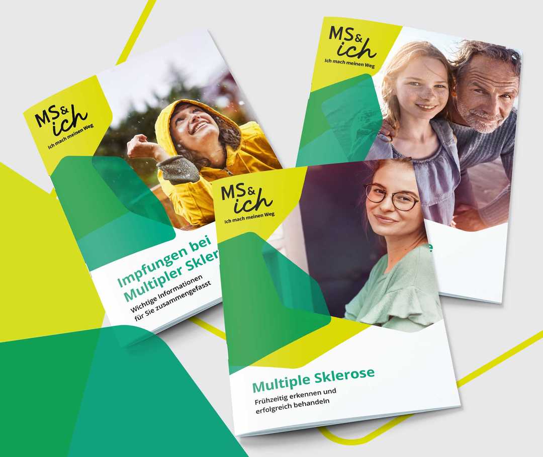 Gestapelte Broschüren zum Thema MS