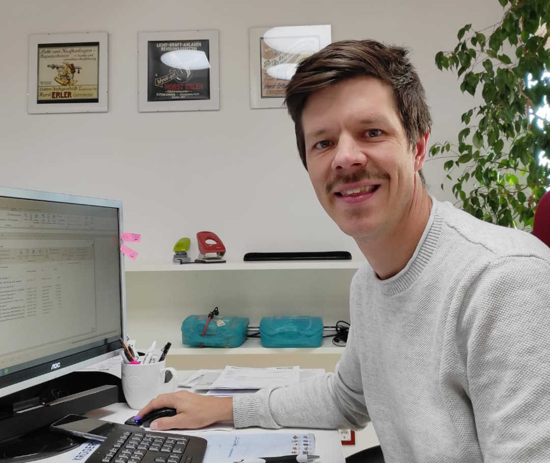 Das Bild zeigt Ricky am Arbeitsplatz