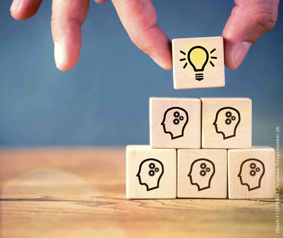 Ms und ich: Jemand setzt Würfel mit verschiedenen Gehrin-Motiven aufeinander