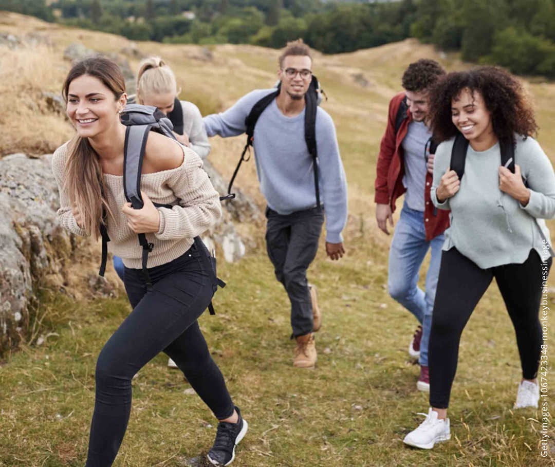 Gehirn: aktiv werden und sich selbst schützen - Gruppe wandert einen Berg hoch