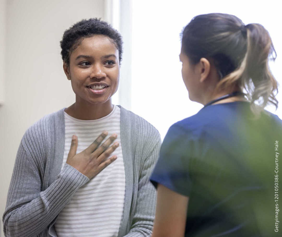 Aktiv werden - Dame führt Gespräch mit Ärztin